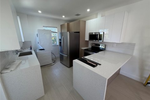 Снять в аренду виллу или дом в Майами, Флорида 2 спальни, 190.45м2, № 1988917 - фото 2