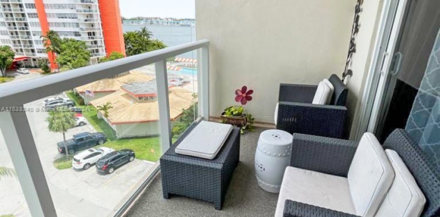 Condominio en Miami, Florida, 1 dormitorio  № 1811298