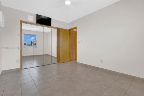 Condo in Miami, Florida, 2 bedrooms  № 1993101 - photo 13