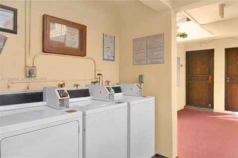 Condo in Miami, Florida, 2 bedrooms  № 1993101 - photo 14