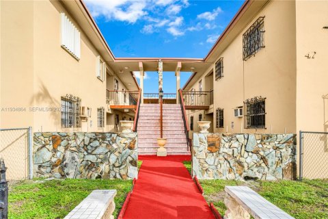 Condo in Miami, Florida, 2 bedrooms  № 1993101 - photo 3