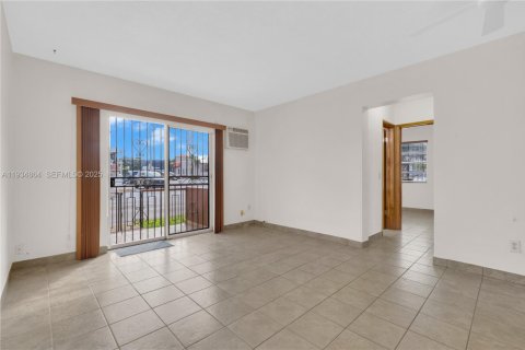 Condo in Miami, Florida, 2 bedrooms  № 1993101 - photo 4