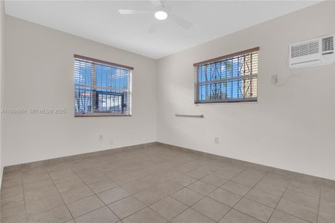 Condo in Miami, Florida, 2 bedrooms  № 1993101 - photo 12