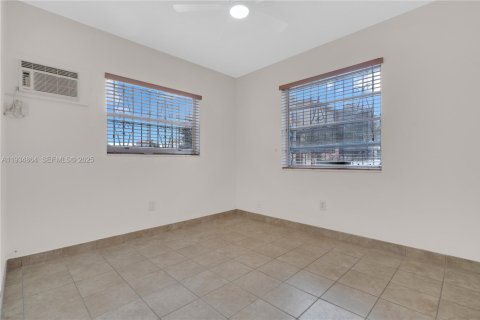 Condo in Miami, Florida, 2 bedrooms  № 1993101 - photo 9