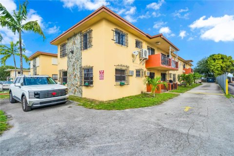 Condo in Miami, Florida, 2 bedrooms  № 1993101 - photo 2