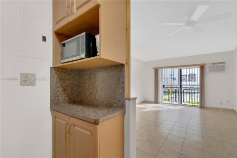Condo in Miami, Florida, 2 bedrooms  № 1993101 - photo 7