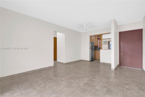 Condo in Miami, Florida, 2 bedrooms  № 1993101 - photo 5