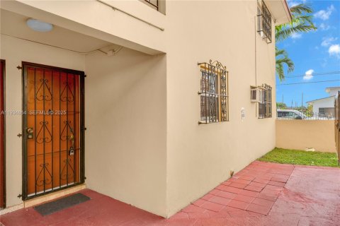 Condo in Miami, Florida, 2 bedrooms  № 1993101 - photo 1