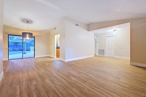 Villa ou maison à louer à Davie, Floride: 4 chambres, 208.19 m2 № 1967026 - photo 11