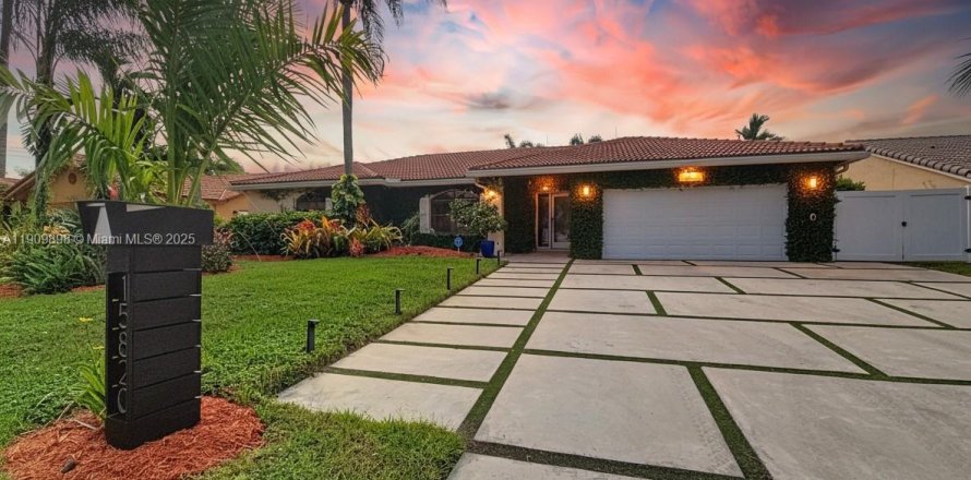 Villa ou maison à Davie, Floride 4 chambres, 208.19 m2 № 1967026