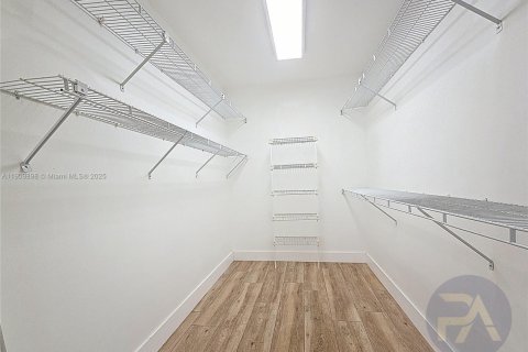 Villa ou maison à louer à Davie, Floride: 4 chambres, 208.19 m2 № 1967026 - photo 14