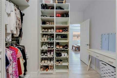 Купить виллу или дом в Хомстед, Флорида 5 спален, 240.15м2, № 1971468 - фото 15