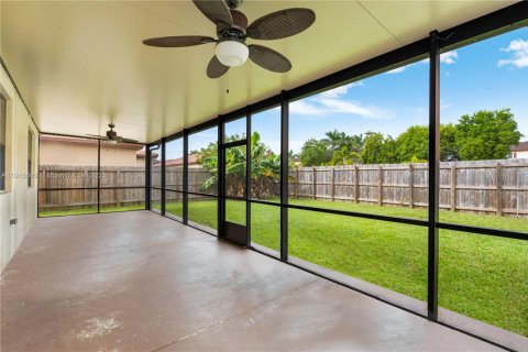 Купить виллу или дом в Хомстед, Флорида 5 спален, 240.15м2, № 1971468 - фото 25