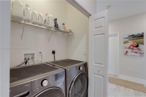 Купить виллу или дом в Хомстед, Флорида 5 спален, 240.15м2, № 1971468 - фото 18