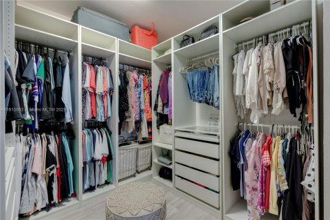 Купить виллу или дом в Хомстед, Флорида 5 спален, 240.15м2, № 1971468 - фото 16