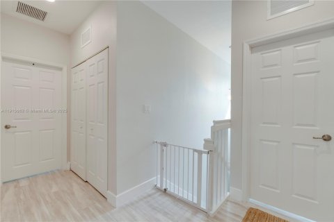 Купить виллу или дом в Хомстед, Флорида 5 спален, 240.15м2, № 1971468 - фото 17