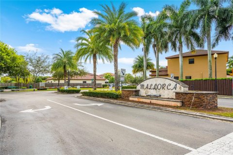 Купить виллу или дом в Хомстед, Флорида 5 спален, 240.15м2, № 1971468 - фото 28