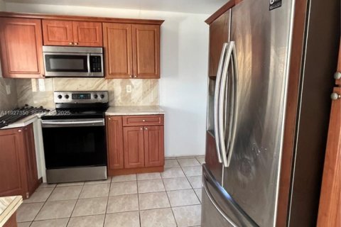 Villa ou maison à louer à Miami, Floride: 3 chambres, 131.46 m2 № 1986057 - photo 2