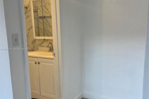 Villa ou maison à louer à Miami, Floride: 3 chambres, 131.46 m2 № 1986057 - photo 8