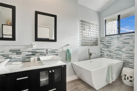 Townhouse in Aventura, Florida 4 bedrooms, 245.82 sq.m. № 2154770 - photo 13