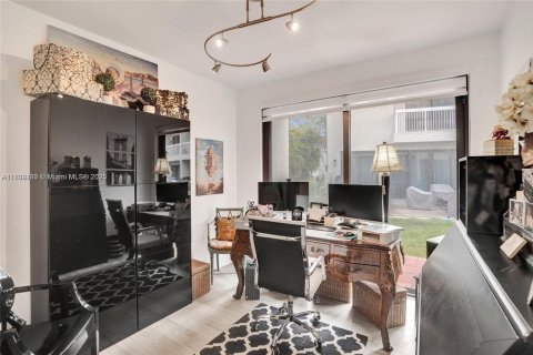 Townhouse in Aventura, Florida 4 bedrooms, 245.82 sq.m. № 2154770 - photo 2