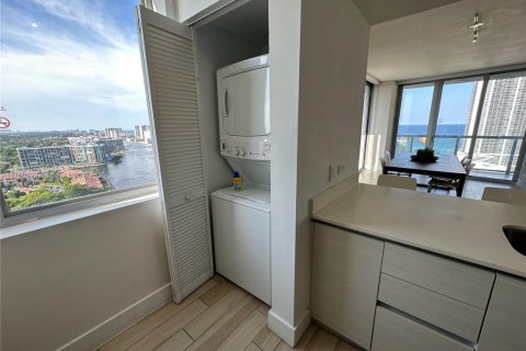 Condo in Hallandale Beach, Florida, 3 bedrooms  № 2044505 - photo 13