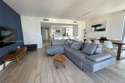 Condo in Hallandale Beach, Florida, 3 bedrooms  № 2044505 - photo 17