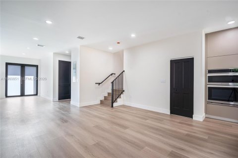 Immobilier commercial à vendre à Miami, Floride: 455.22 m2 № 2025240 - photo 9