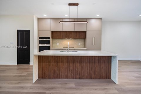 Immobilier commercial à vendre à Miami, Floride: 455.22 m2 № 2025240 - photo 13