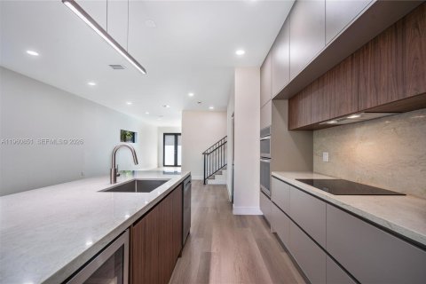 Immobilier commercial à vendre à Miami, Floride: 455.22 m2 № 2025240 - photo 15