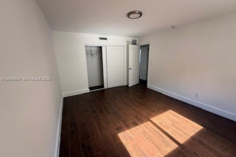 Снять в аренду квартиру в Майами-Бич, Флорида 1 спальня, 278.24м2, № 2246980 - фото 7