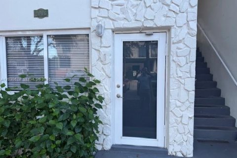 Снять в аренду квартиру в Майами-Бич, Флорида 1 спальня, 278.24м2, № 2246980 - фото 3