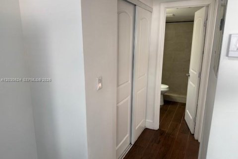 Снять в аренду квартиру в Майами-Бич, Флорида 1 спальня, 278.24м2, № 2246980 - фото 9