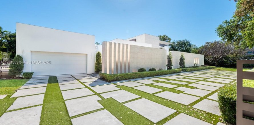 House in Pinecrest, Florida 6 bedrooms, 659.42 sq.m. № 1935789