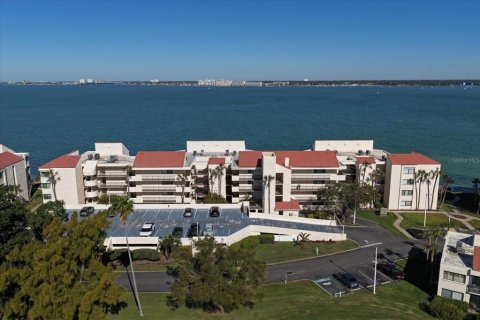 Condominio en Saint Petersburg, Florida, 2 dormitorios № 2102247