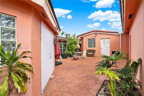 Immobilier commercial à louer à Miami, Floride: 1 chambre, 177.35 m2 № 2001088 - photo 2