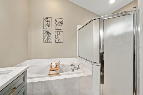 House in Tampa, Florida 3 bedrooms, 159.7 sq.m. № 2408576 - photo 16