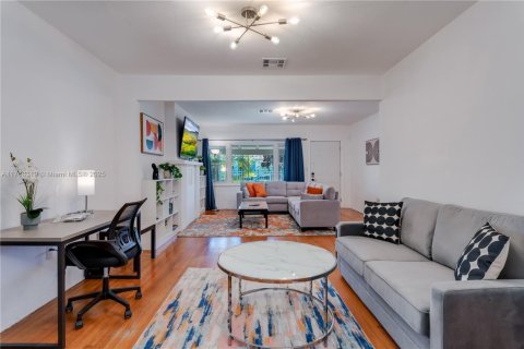 House in Miami, Florida 3 bedrooms, 170.38 sq.m. № 2026186 - photo 7