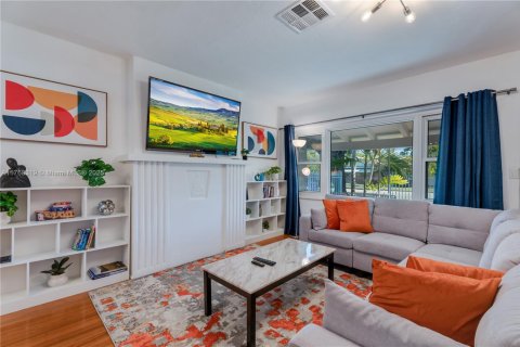 House in Miami, Florida 3 bedrooms, 170.38 sq.m. № 2026186