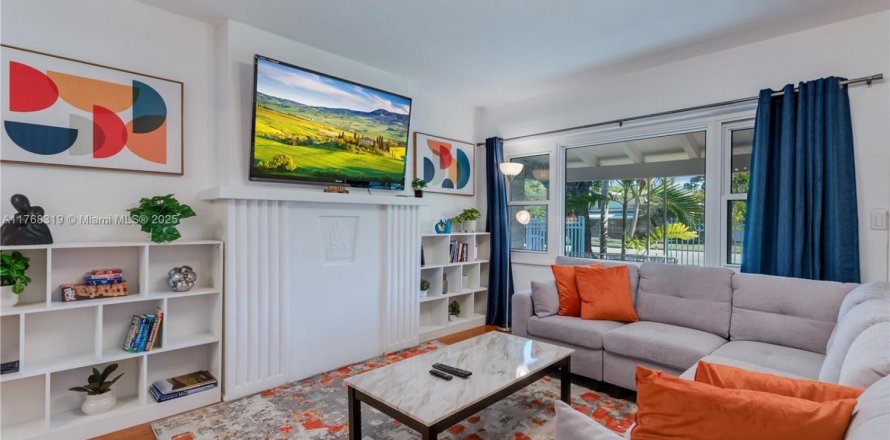 House in Miami, Florida 3 bedrooms, 170.38 sq.m. № 2026186