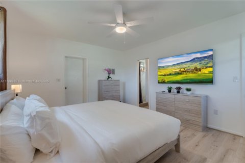 House in Miami, Florida 3 bedrooms, 170.38 sq.m. № 2026186 - photo 13