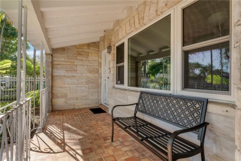 House in Miami, Florida 3 bedrooms, 170.38 sq.m. № 2026186 - photo 22