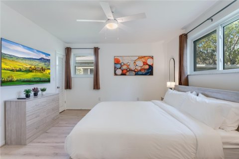 House in Miami, Florida 3 bedrooms, 170.38 sq.m. № 2026186 - photo 12