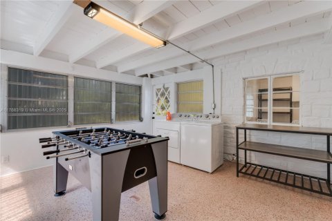 House in Miami, Florida 3 bedrooms, 170.38 sq.m. № 2026186 - photo 20