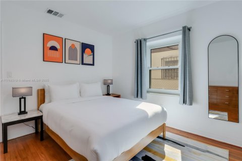 House in Miami, Florida 3 bedrooms, 170.38 sq.m. № 2026186 - photo 16