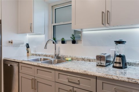 House in Miami, Florida 3 bedrooms, 170.38 sq.m. № 2026186 - photo 8