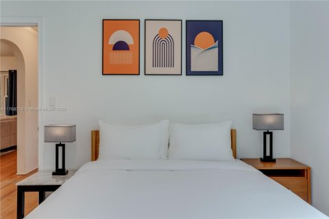 House in Miami, Florida 3 bedrooms, 170.38 sq.m. № 2026186 - photo 2