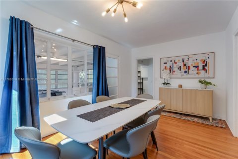 House in Miami, Florida 3 bedrooms, 170.38 sq.m. № 2026186 - photo 11