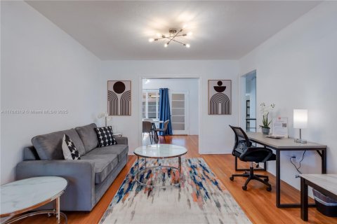 House in Miami, Florida 3 bedrooms, 170.38 sq.m. № 2026186 - photo 6