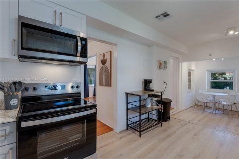 House in Miami, Florida 3 bedrooms, 170.38 sq.m. № 2026186 - photo 9